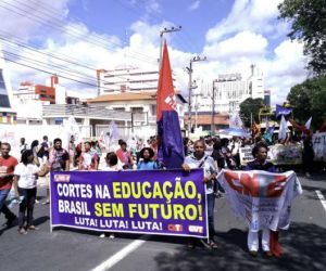 Professores da rede estadual iniciam greve por tempo indeterminado nesta sexta-feira (14)