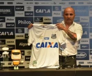 Santos se apresenta com Sampaoli, indefinições e sem reforços