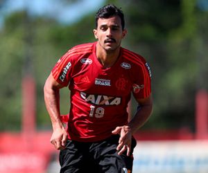 Após Guerrero, Flamengo vê rodízio e sofre para definir novo camisa 9