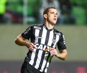 Adilson sofre lesão na panturrilha e desfalca o Atlético-MG no Brasileirão