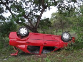 Veículo capota na PI-140 entre Floriano e Itaueira