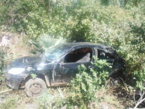 Carro capota após motorista perder o controle em curva da morte