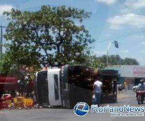 Caminhão transportando bebidas tomba em Floriano