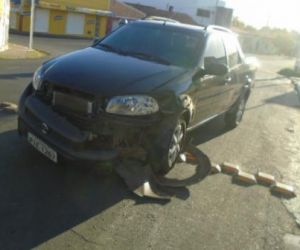 Após acidente, veículo é abandonado no bairro Ibiapaba