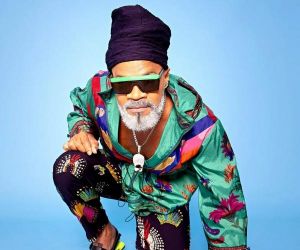 Carlinhos Brown aposta no romantismo ao anunciar o álbum folião "Pop xirê" para janeiro