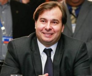 Rodrigo Maia diz que proibição de aborto em caso de estupro "não vai passar na Câmara"
