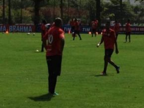 Adriano treina forte no Flamengo e mostra categoria com gol de letra