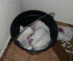 Foragidos da justiça são presos em casa de praia com droga em balde