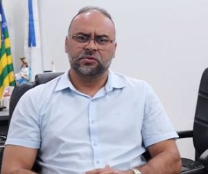 Vereador Joab Curvina acompanha assinatura da ordem de serviço da Praça da Liberdade