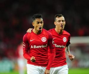 Internacional vence Corinthians e sobe na tabela do Brasileirão