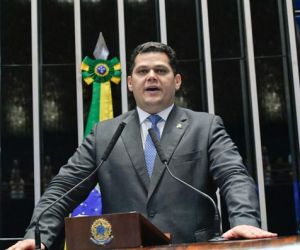 Em vitória para Bolsonaro, Alcolumbre presidirá o Senado