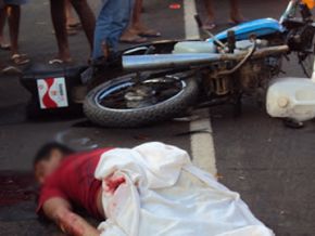 Carreta esmaga cabeça de motoqueiro na BR-343