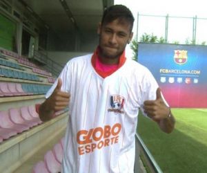 Neymar lamenta "pedrada", mas veste camisa do Inacreditável Futebol Clube