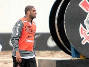 Adriano pode jogar como pivô, segundo Tite