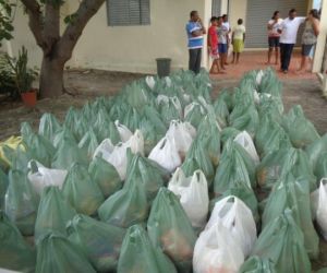 Na véspera do Natal Igreja distribui cestas básicas para famílias carentes