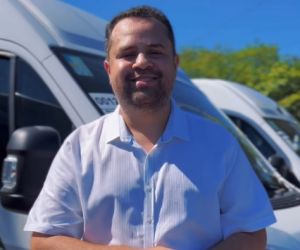Akássio celebra conquista de van do MobSUAS para reforçar assistência social em Floriano