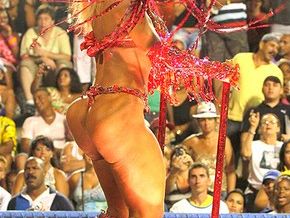 Valesca Popozuda volta a exibir bumbum estranho na Sapucaí