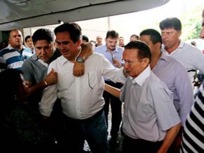 No enterro do pai, senador chora e declara: "O senhor é inesquecível"