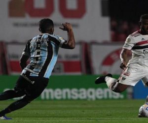 São Paulo vence o Grêmio com gol nos acréscimos e respira no Brasileirão