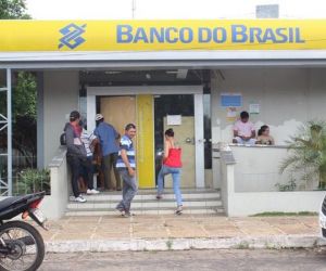 Bancários suspendem serviços e fazem atos em agências nesta segunda (19)