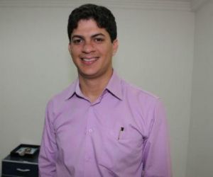 "Entrei na vida pública para ajudar a fazer Floriano avançar", diz Enéas Maia em nota