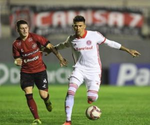 Inter não joga bem, mas vence o Brasil-RS e segue na liderança isolada do Gaúcho