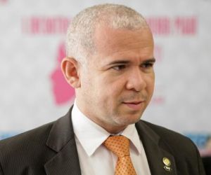 Tiago Vasconcelos anuncia saída do PSB