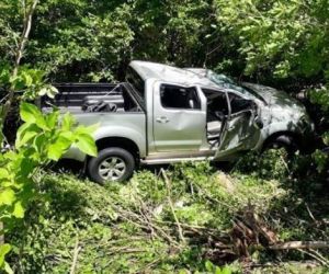 Caminhonete Hilux com cinco pessoas capota na BR-343