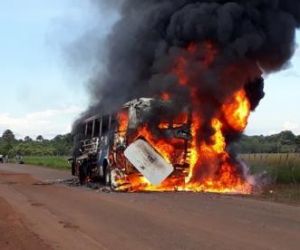 Ônibus da empresa Fretur pega fogo na PI-211