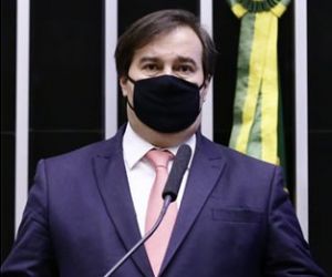 Maia diz que Bolsonaro mentiu e que governo é responsável pelo país não expandir o Bolsa Família