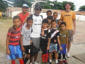 Secretário realizou entrega de kits esportivos a escolinha de futebol