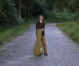 Claudio Nucci refaz belos caminhos melódicos na trilha afetiva do álbum Direto no coração