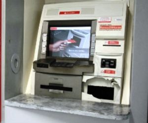 Bando destrói agência e arromba caixa eletrônico vazio no interior do PI