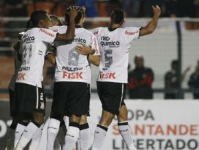 Corinthians massacra e garante o 1º lugar