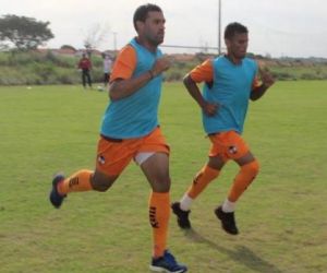 Em semana de jogo com o Piauí, Flávio começa treinos com sete desfalques