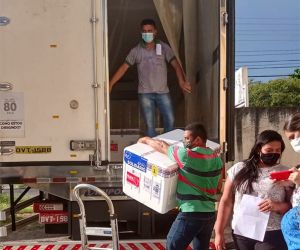 Piauí recebe mais 64 mil doses de vacinas para idosos de 75 a 79 anos