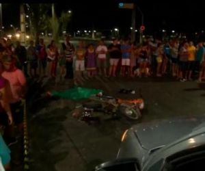 Mulher morre ao ser atropelada por caminhonete que invadiu semáforo