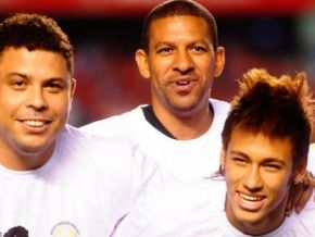 Sob gritos de 'Messi', Neymar nega Barcelona e vê peladas como terapia