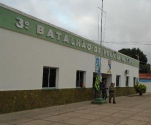 Mulher é vítima de roubo a transeunte e tem celular subtraído