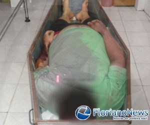 Caminhão capota e motorista morre preso nas ferragens na BR-230