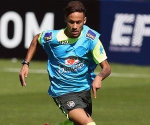 Dante inicia no time titular, e Bernard deixa treino após pancada de Paulinho