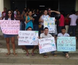 Acadêmicos reivindicam contratação de professores para a UESPI