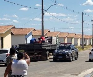 Famílias são retiradas de residencial após ocupação irregular na Zona Norte de Teresina