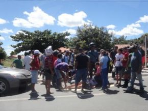 Carro colide na traseira de moto e deixa um ferido na Avenida Dirceu Arcoverde