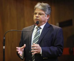 Gustavo Neiva cobra pagamento de profissionais da Saúde
