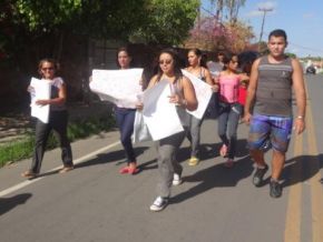 Moradores fazem manifestação por conclusão de casas habitacionais