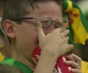 'Senti decepção', diz garoto que caiu em lágrimas durante derrota do Brasil