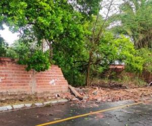 Forte chuva derruba muros, barracas e telhados de casas em Monsenhor Gil