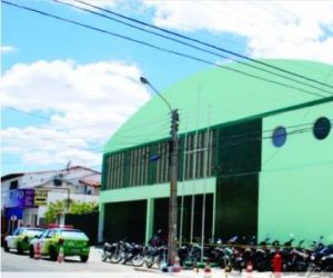 Dupla rouba farda, pistola e 14 munições de sargento da PM