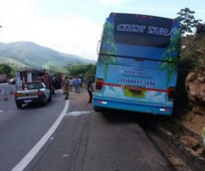 Acidente com ônibus deixa dois mortos e mais de 50 feridos